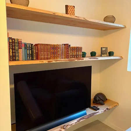 Private Garden & Space 2-bed شقة *