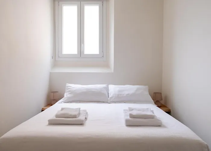 Private Garden & Space 2-bed Floransa